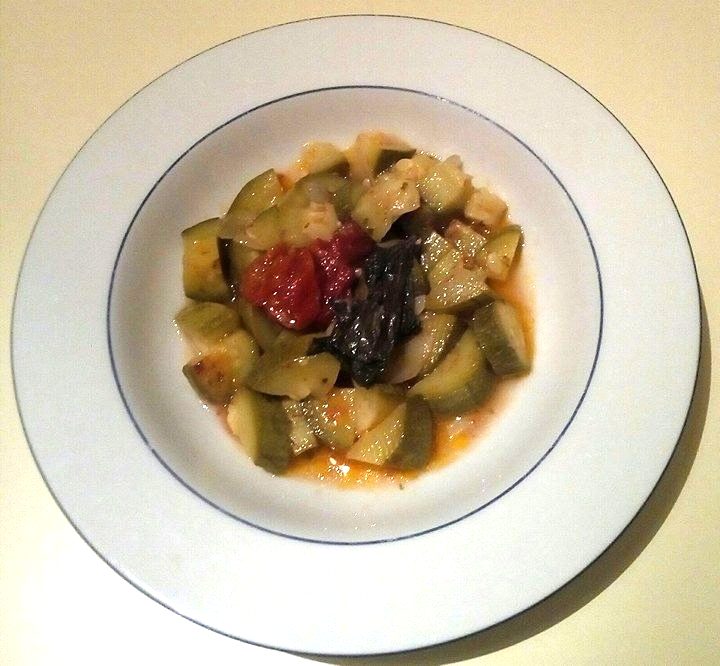 Zucchine al pomodoro e cipolla in padella. – Onda Lucana