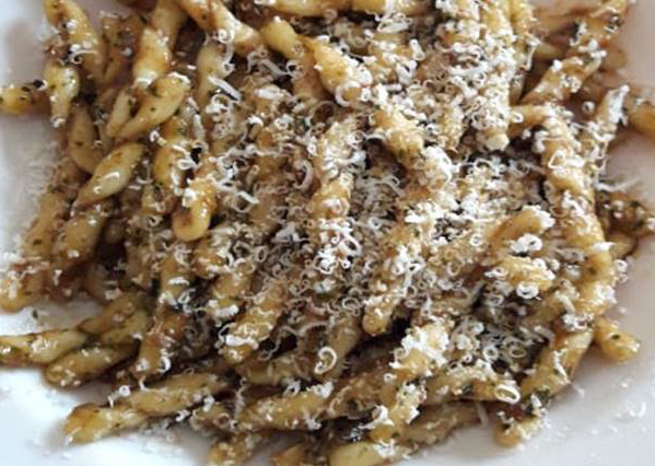 Trofie con pesto di basilico e salsa di pomodorini – Onda Lucana