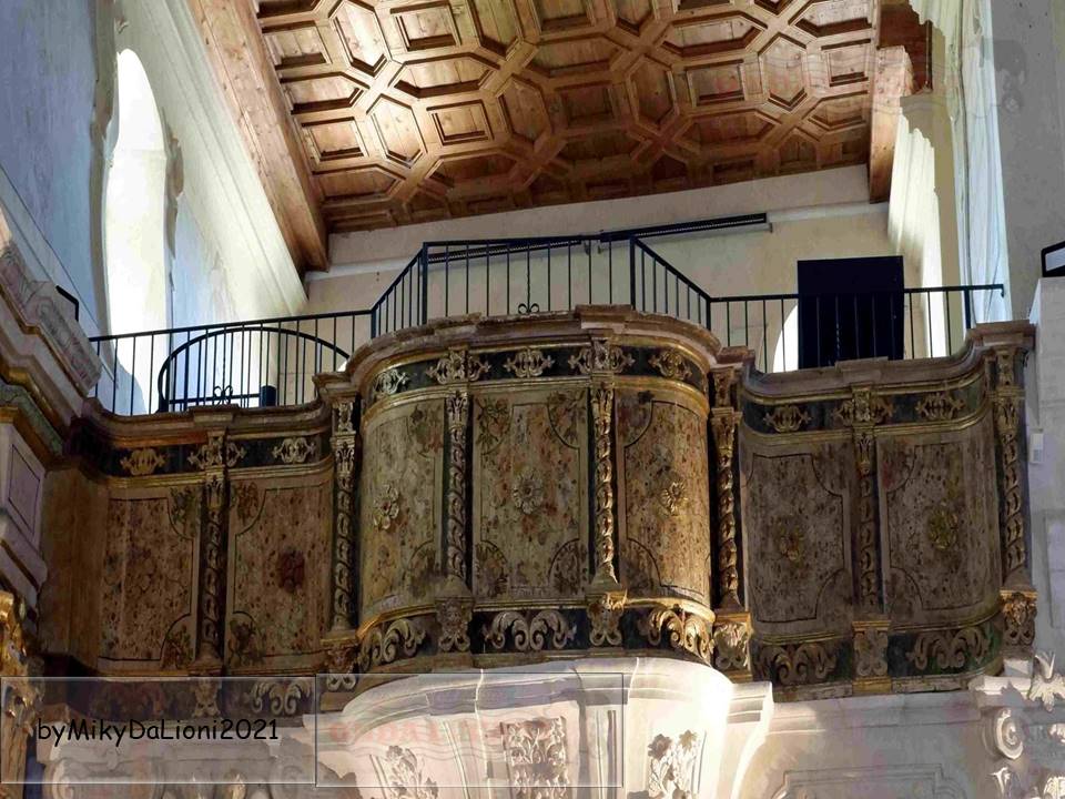 Dietro Al Muro Di Un Convento Testo
